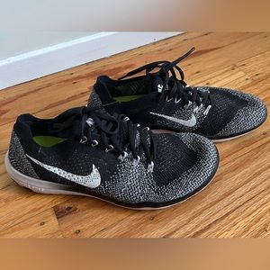 Nike sneakers lightweight